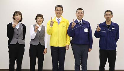 3人の子を持つ親4名と知事との記念写真