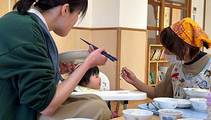 保育士による離乳食の提供