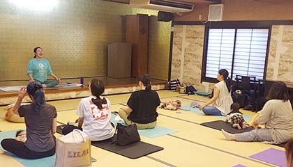 皆生温泉海潮園でのリトリートヨガの様子