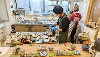 ランチを作るキッチンスタッフ