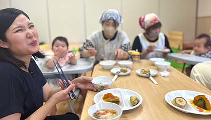 赤ちゃんの隣でお母さんも一緒にいただきます