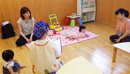 参加者同士交流したり、離乳食の進み具合や育児のことを保育士からヒアリング。